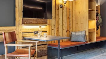 Deluxe Double Room | In-room safe, desk, free WiFi, bed sheets
