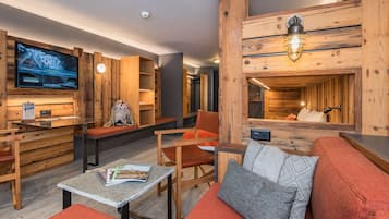 Habitación cuádruple estándar | Caja fuerte, escritorio, cunas (de pago) y wifi gratis