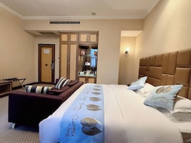 Business Double Room | In-room safe, iron/ironing board, free WiFi, bed sheets