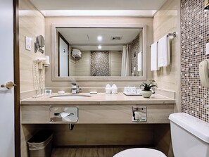 Basic Twin Room, 1 Bedroom | Bilik Mandi | Pancuran mandi, kelengkapan dandanan diri percuma, pengering rambut 