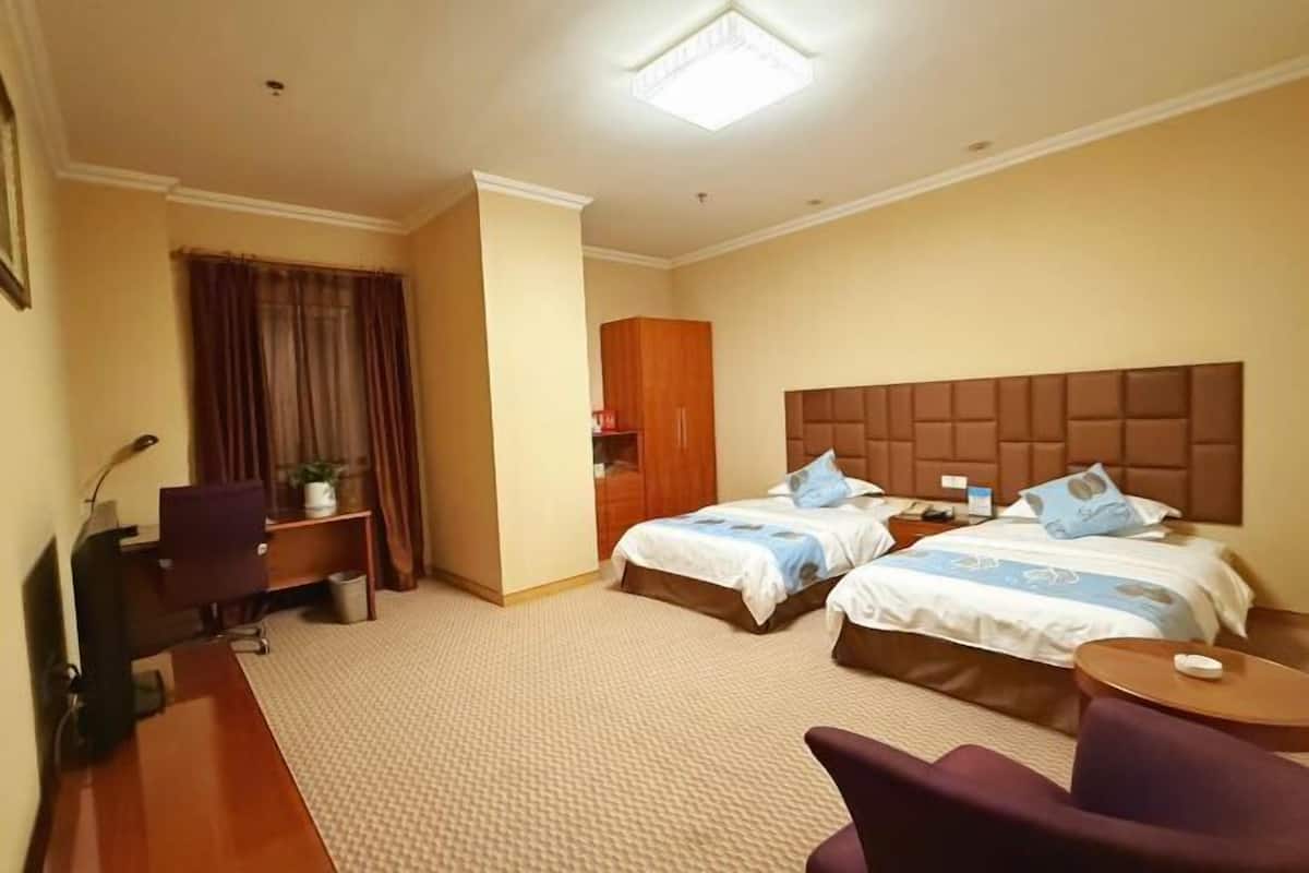 Brankas, setrika/meja setrika, Wi-Fi gratis, dan seprai linen