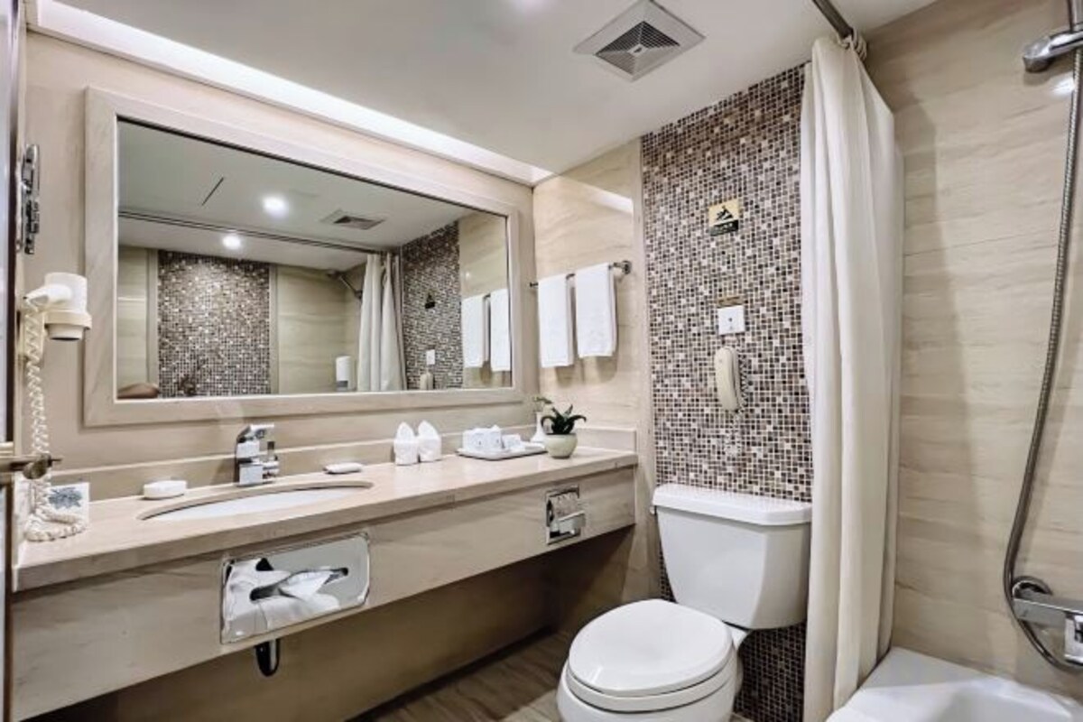 Regadera, amenidades de baño gratuitas, secadora de cabello, pantuflas 