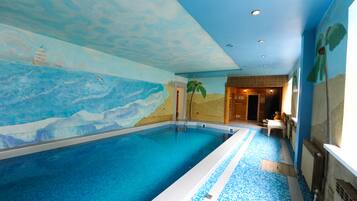 Kolam renang tertutup