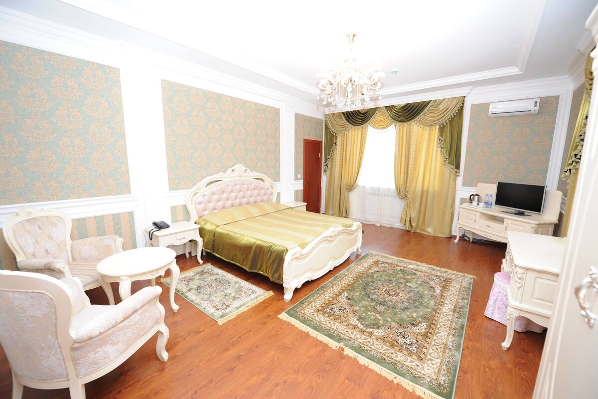 Suite | 1 bedroom, premium bedding, in-room safe, iron/ironing board