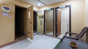 Un hall d’hôtel comprenant un espace de réception, une salle de douche et des toilettes.