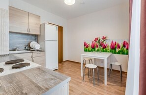 Apartment | Private kitchen | Full-sized fridge, microwave, stovetop, coffee/tea maker - Apartment Vitebskiy prospekt 101 Bldg 2 (St. Petersburg)