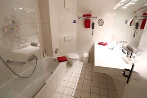 Habitación doble Deluxe, balcón | Baño | Amenidades de baño gratuitas, secadora de cabello, toallas 