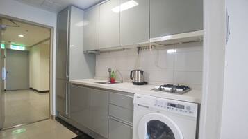 Room (1) | Private kitchenette | Fridge, microwave, cookware/dishes/utensils
