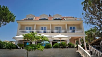 Vista frontal de la propiedad