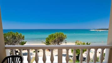 Double Room, 1 King Bed, Sea View | Minibar, in-room safe, desk, blackout drapes