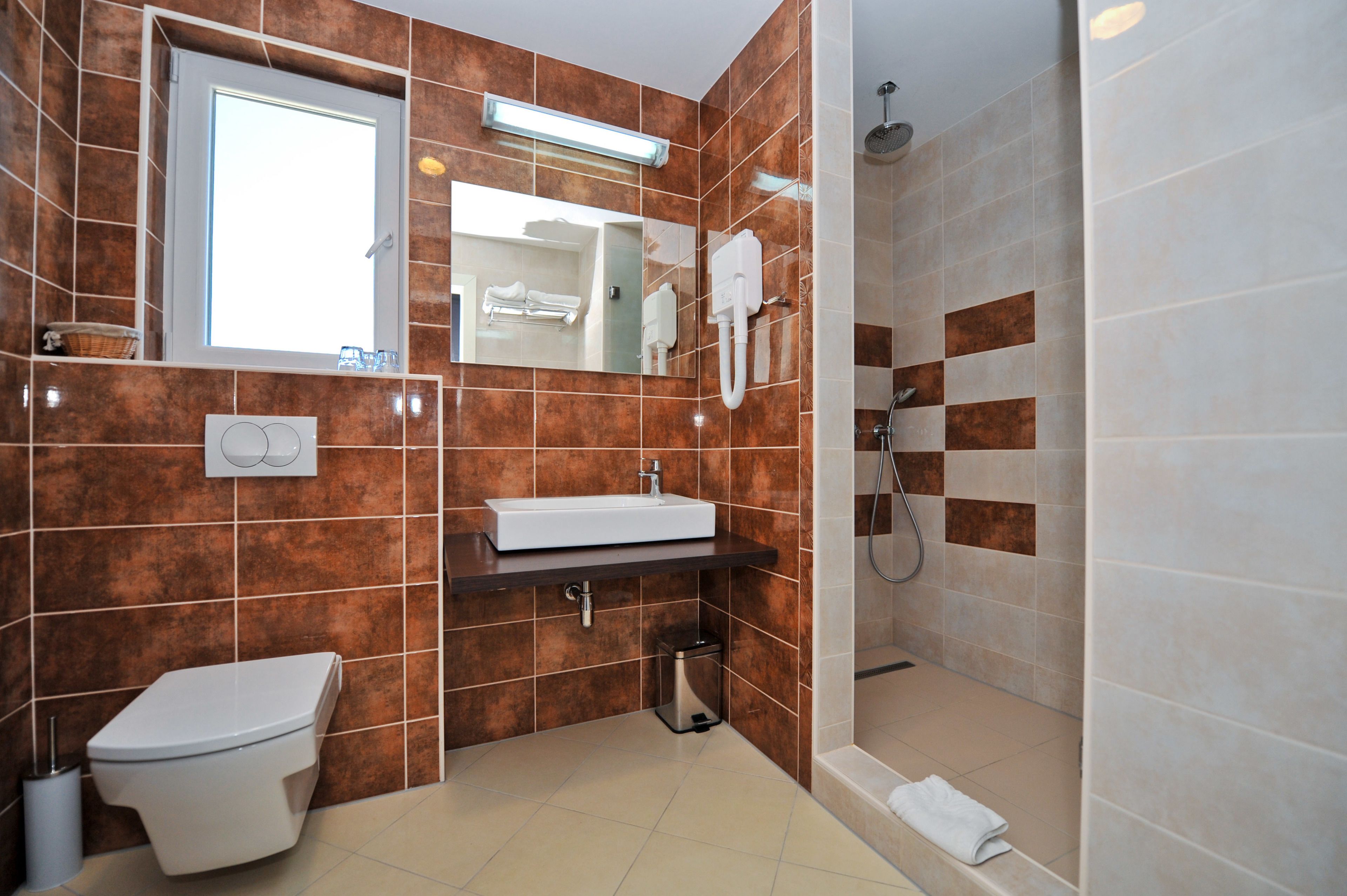 shower, free toiletries, hair dryer, towels