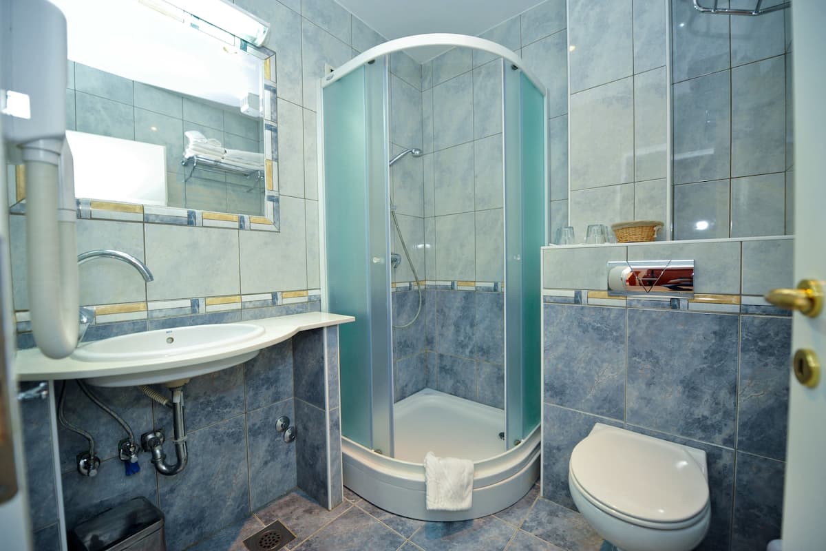 panoramic suite, 1 bedroom, sea view | bathroom | shower, free toiletries, hair dryer, towels