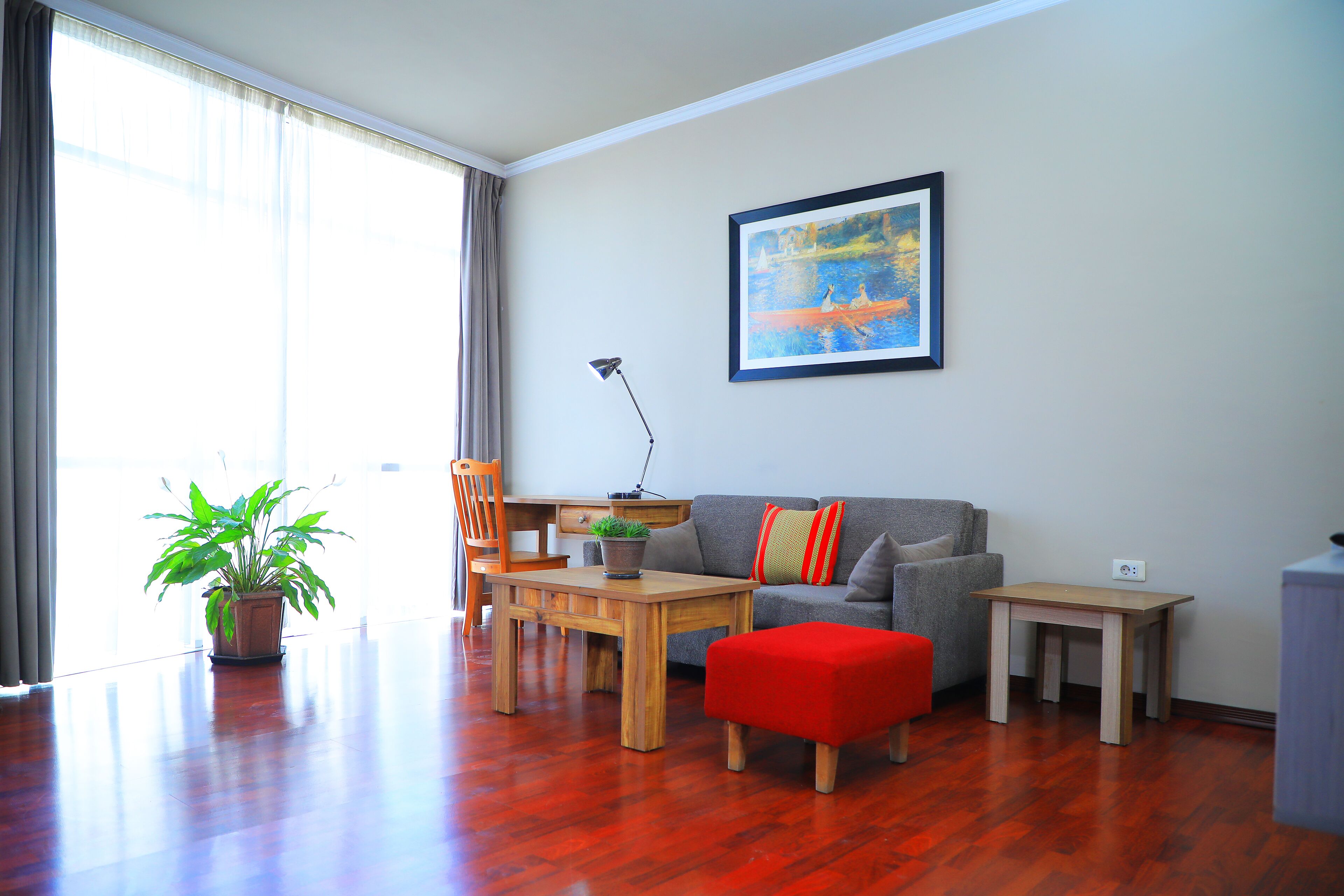 Habitación de lujo | Zona de estar | Televisión de pantalla plana de 32 pulgadas con canales por satélite