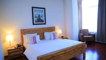 Habitación de lujo | 1 dormitorio, caja fuerte, escritorio