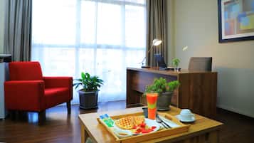 Habitación doble | Zona de estar | Televisión de pantalla plana de 32 pulgadas con canales por satélite