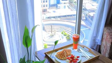 Deluxe Suite | 1 bedroom, in-room safe, desk, laptop workspace