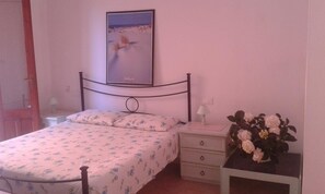 책상, 방음 설비, 침대 시트