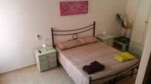 Bureau, chambres insonorisées, draps fournis