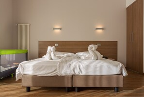 Kamer, 1 twee- of 2 eenpersoonsbedden | Een kluis op de kamer, een bureau, geluiddichte muren, gratis wifi