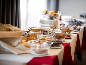 تقديم الغداء والعشاء، الأطباق المحلية