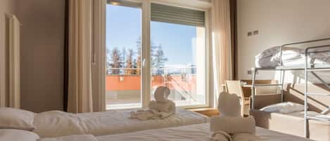 Quadruple Room | In-room safe, desk, soundproofing, free WiFi