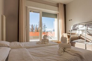 خزنة داخل الغرفة ومكتب وتجهيزات عازلة للصوت وواي فاي مجانًا