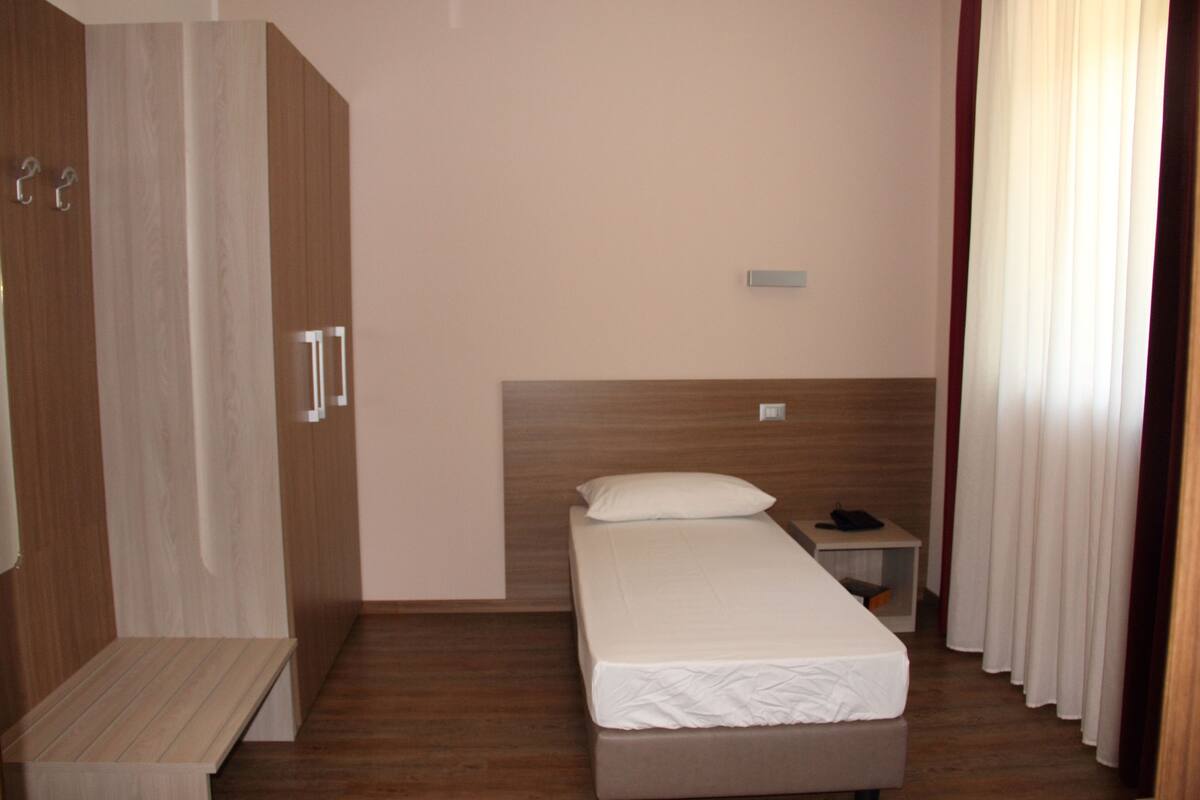 Single Room | Living room | Flat-screen TV