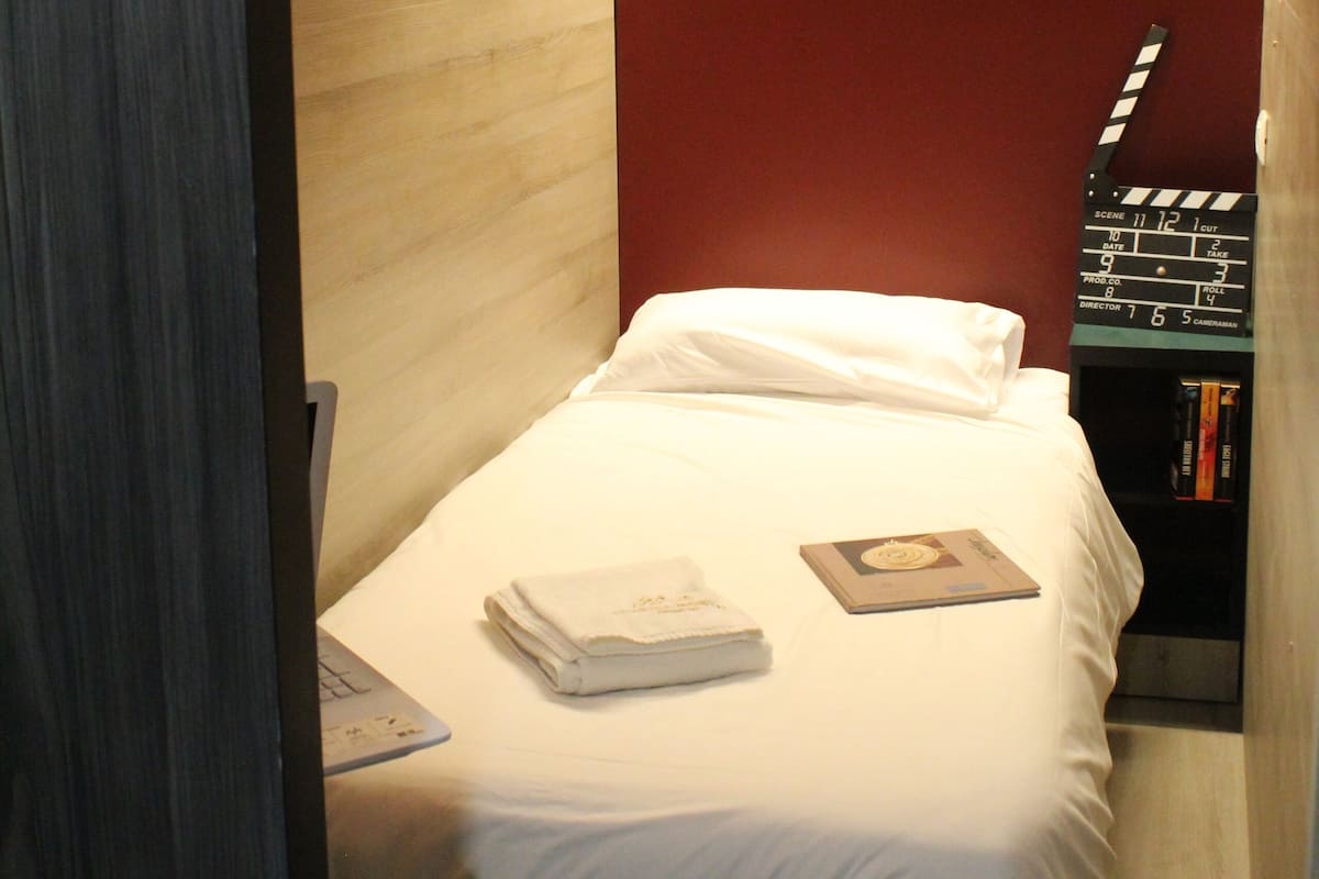 Single Capsule with Shared Bathroom | Wifi gratis, ropa de cama y acceso para silla de ruedas