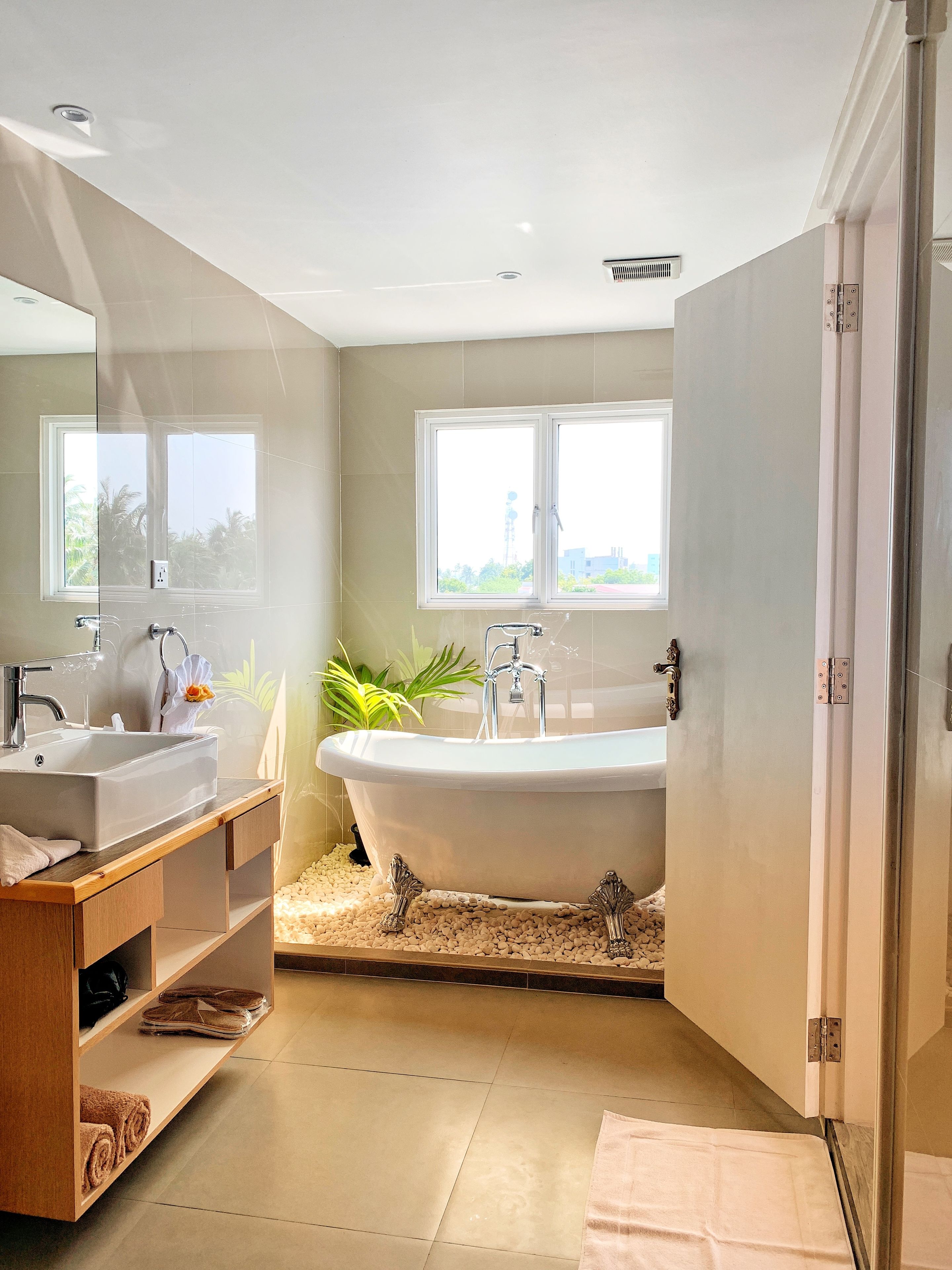 shower, rainfall showerhead, free toiletries, towels