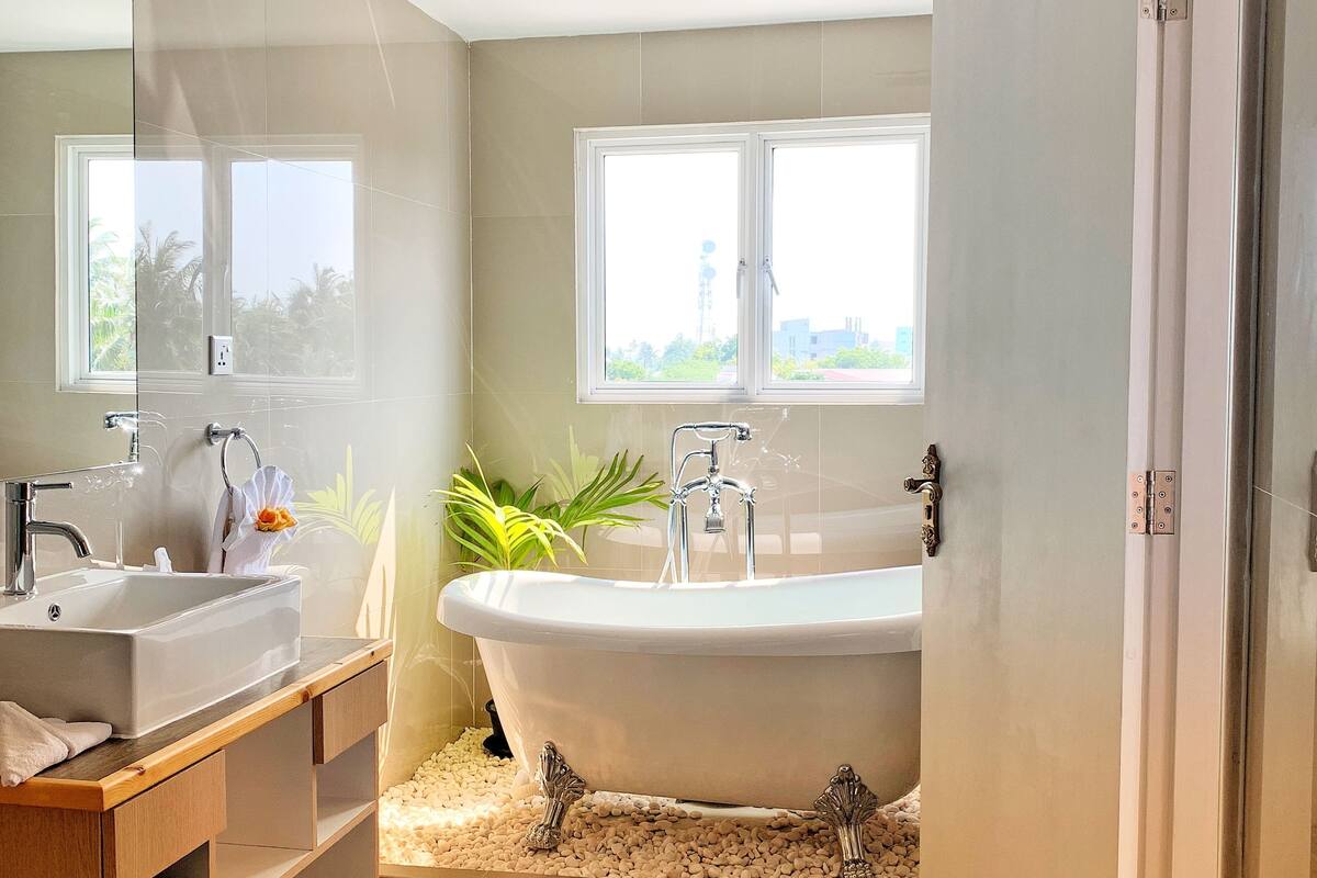 shower, rainfall showerhead, free toiletries, towels