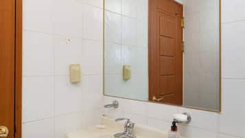 Room (1) | Bathroom | Shower, free toiletries