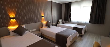 Tripla Standard, 3 letti singoli | Biancheria da letto di alta qualità, cassaforte in camera
