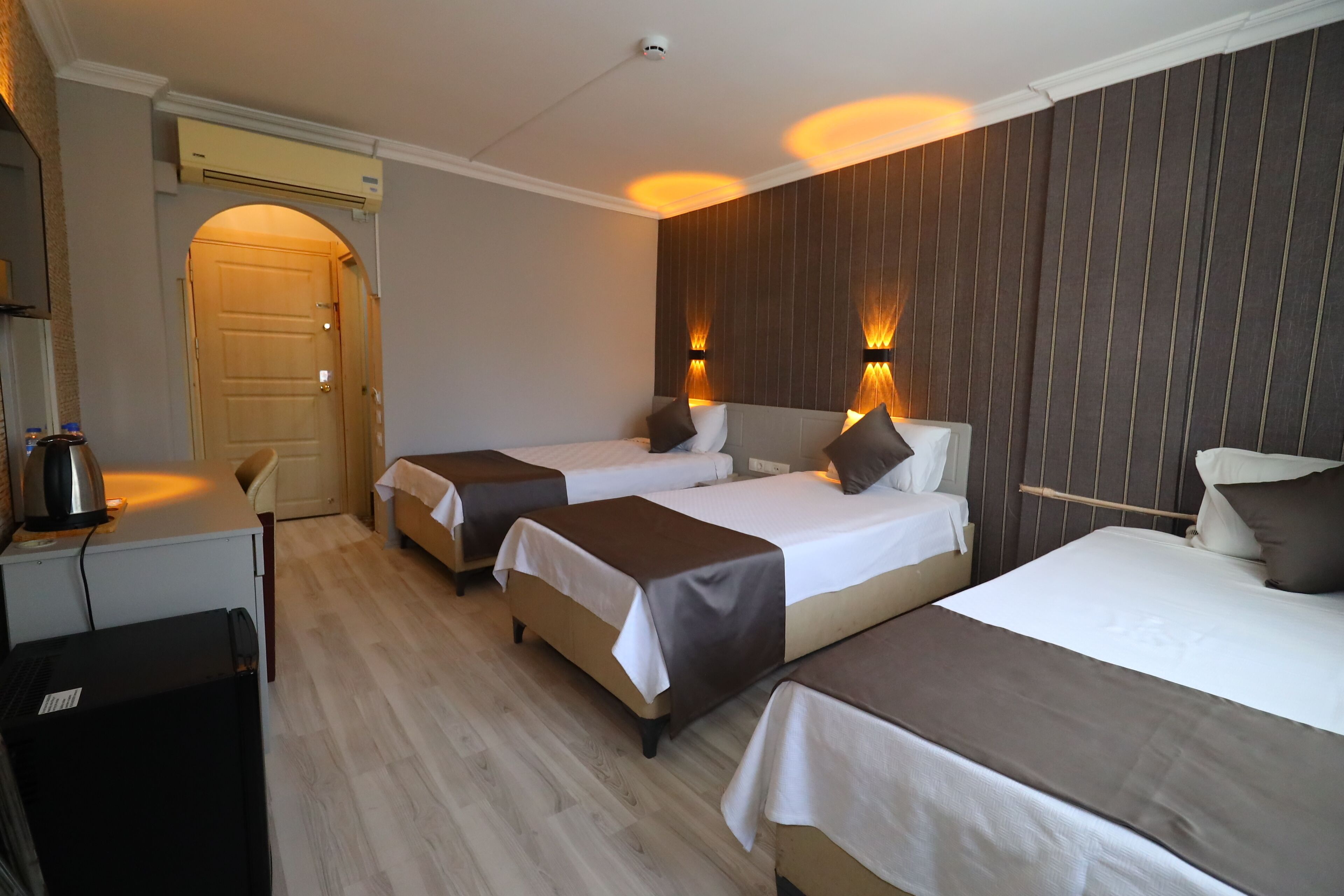 Habitación triple estándar, 3 camas individuales | Ropa de cama de alta calidad y caja de seguridad en la habitación 