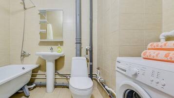 Apartment | Badezimmer | Duschwanne, Haartrockner, Handtücher