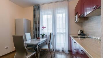 Apartment | Eigene Küche | Großer Kühlschrank, Mikrowelle, Kochgeschirr/Geschirr/Besteck