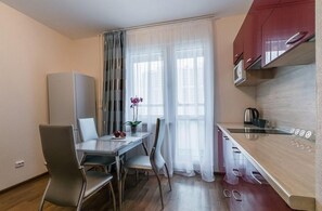 Apartment | Eigene Küche | Großer Kühlschrank, Mikrowelle, Kochgeschirr/Geschirr/Besteck