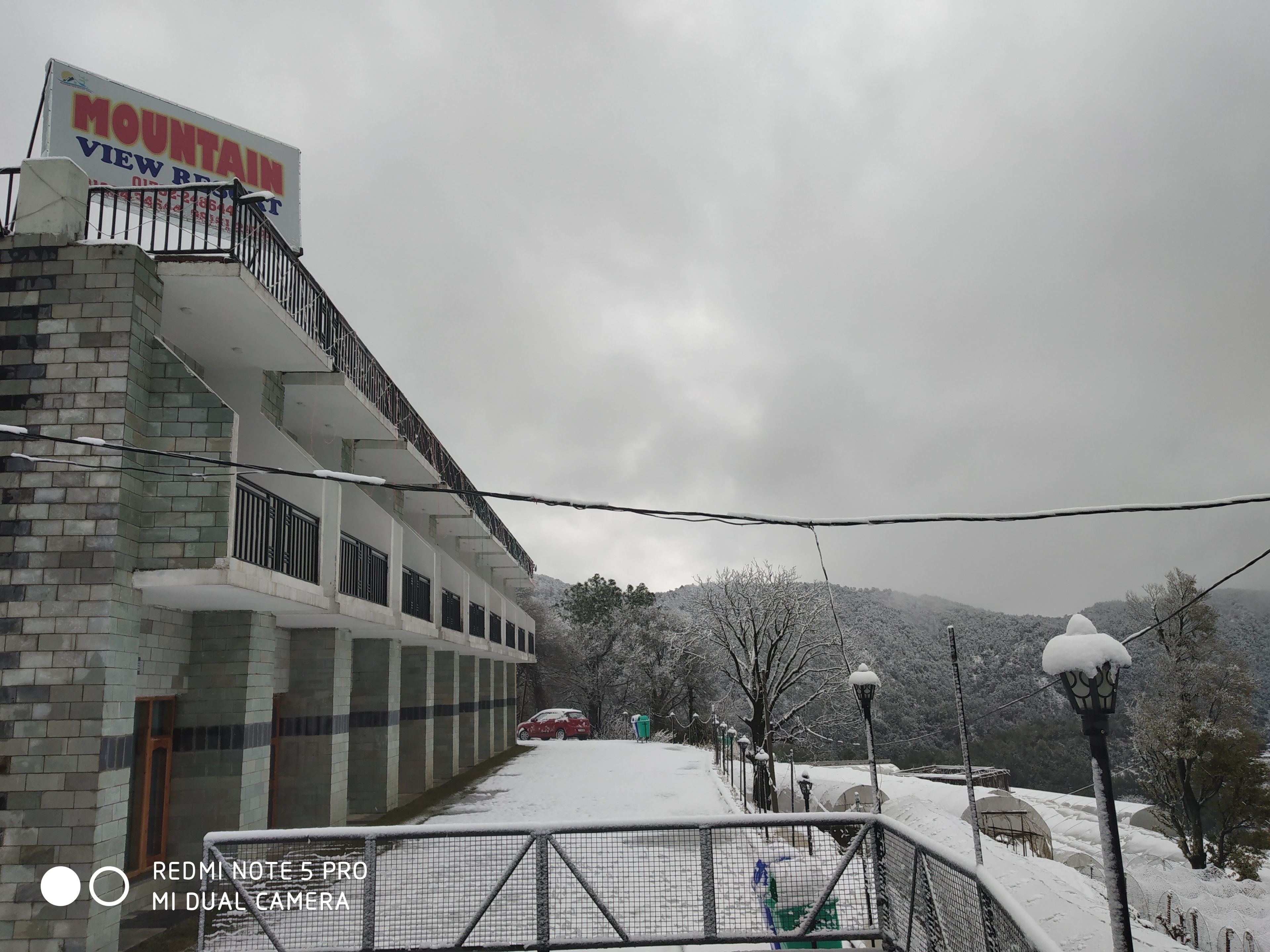 A building with a sign reading "MOUNTAIN VIEW RESORT."