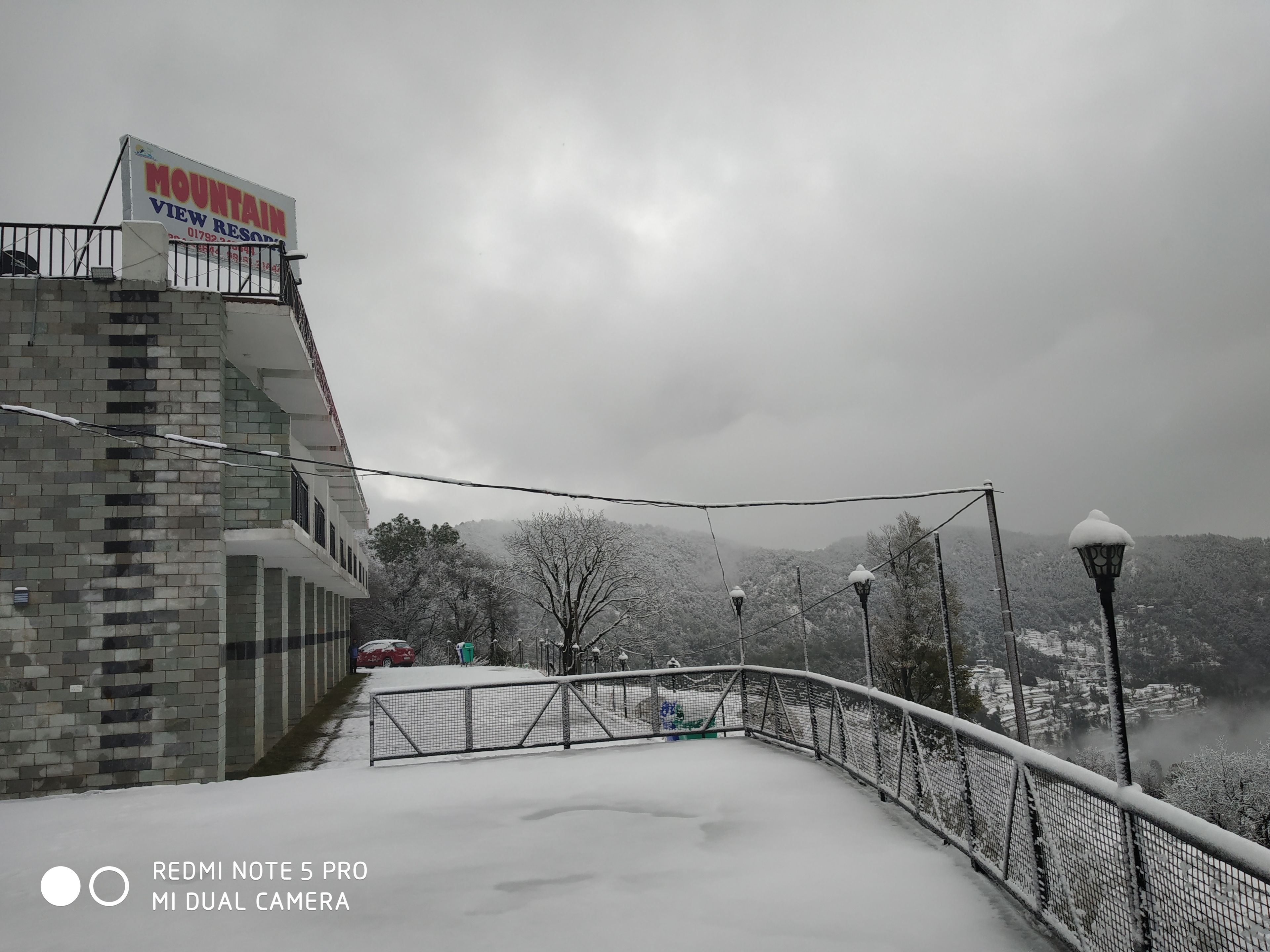Un puente cubierto de nieve con un letrero que dice 'Mountain View Resort'.
