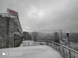 Un puente cubierto de nieve con un letrero que dice 'Mountain View Resort'.