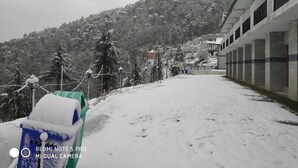A snow-covered pathway leading to a building with a balcony. - Mountain View Resort (Kandaghat)