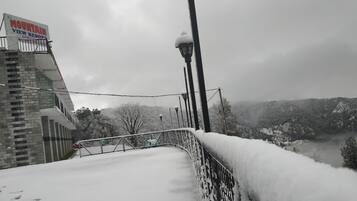 Un sendero cubierto de nieve que lleva a un edificio con un letrero que dice 'Mountain View Resort'.