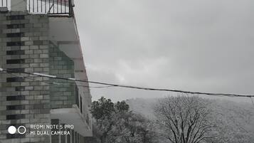 A building with a sign for 'Mountain View Resort'.