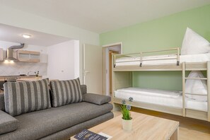 Apartment | Living area | 100-cm flat-screen TV with cable channels - Gästehaus Mythos (Rust)