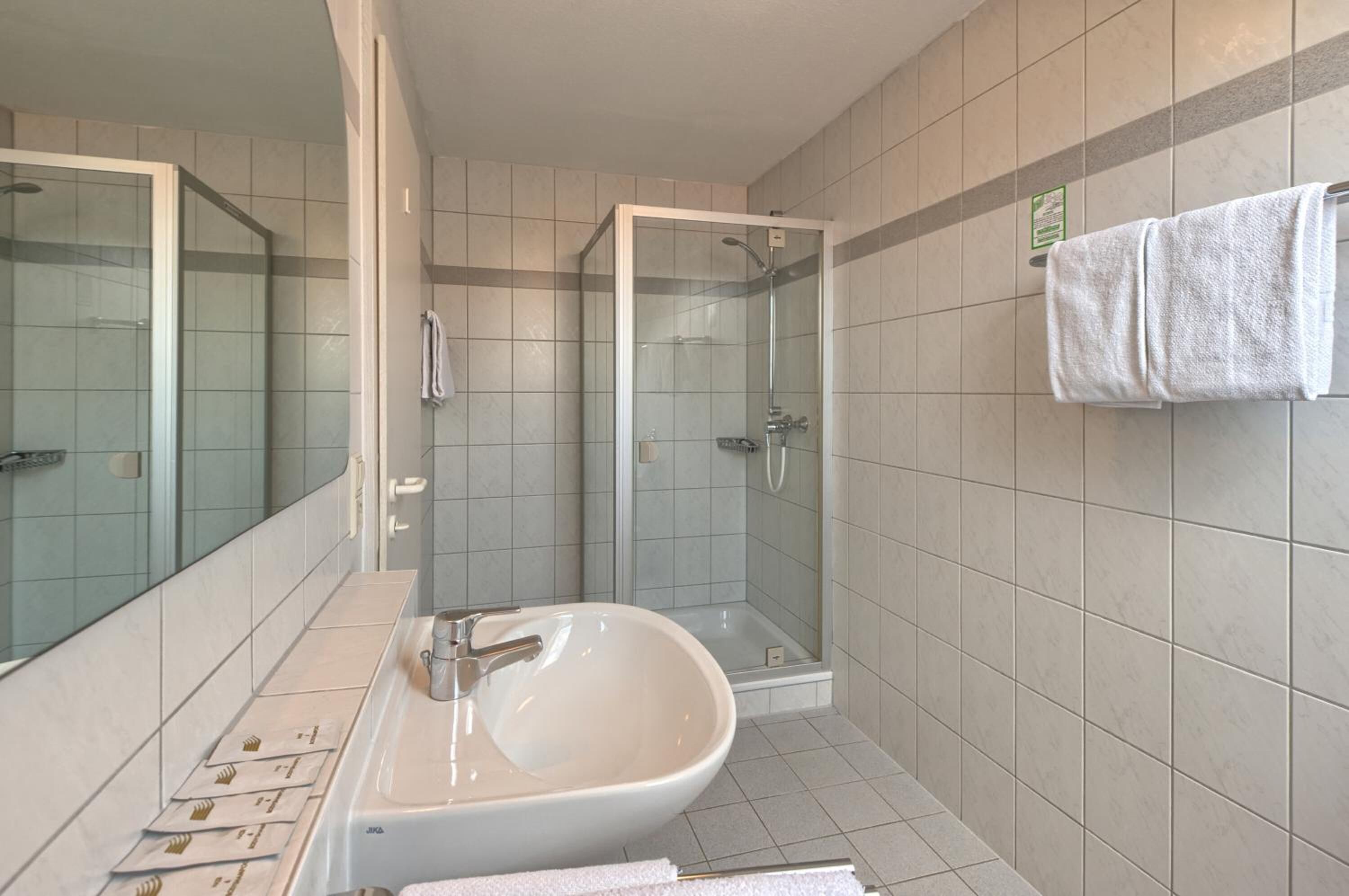 Bañera profunda, artículos de tocador gratuitos, secador de pelo