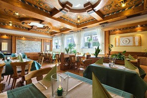 Dinner served, Greek cuisine - Gästehaus Mythos (Rust)