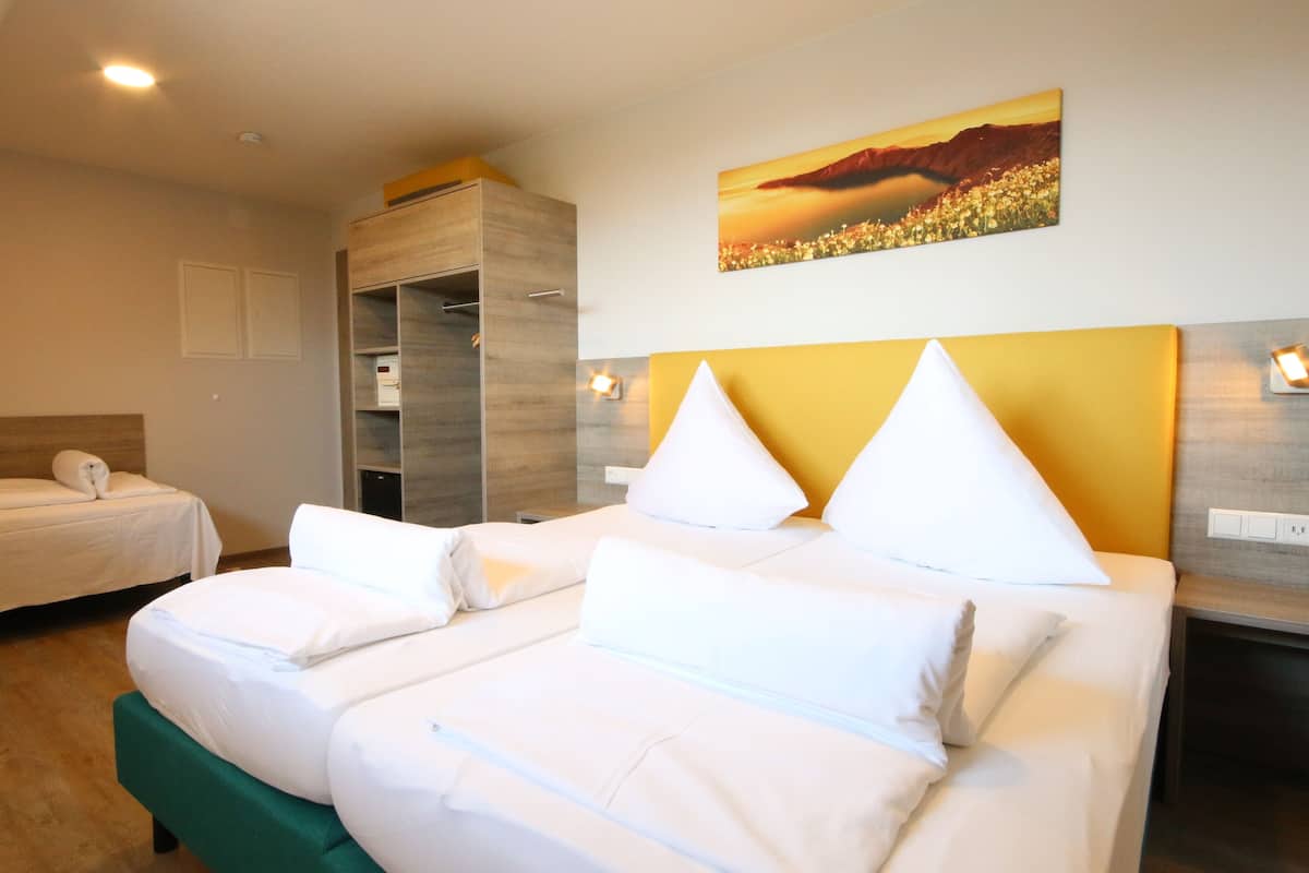 Hypo-allergenic bedding, minibar, in-room safe, desk