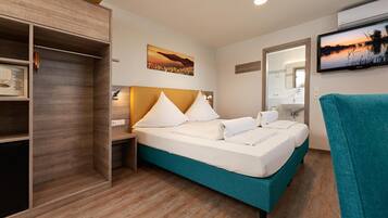 Hypo-allergenic bedding, minibar, in-room safe, desk