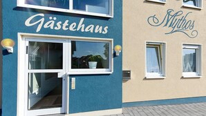 A building with a sign reading "Gästehaus" and "Mythos". - Gästehaus Mythos (Rust)
