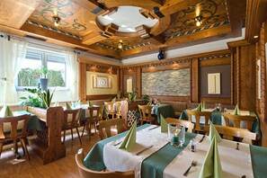 Dinner served, Greek cuisine - Gästehaus Mythos (Rust)