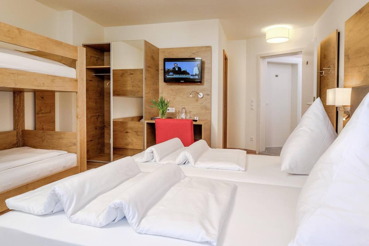 1 bedroom, in-room safe, desk, free wifi